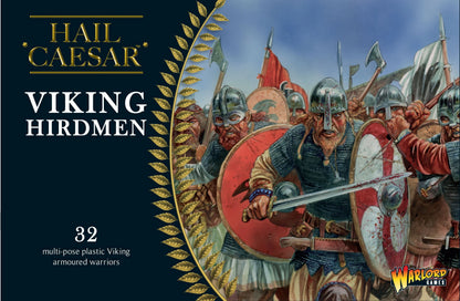 Pudełko zestawu Viking Hirdmen 102013101 – Hail Caesar, ilustracja wikińskich hirdmenów w kolczugach z czerwonymi i białymi tarczami, toporami i mieczami w szarży, 32 wielopozycyjne plastikowe figurki 28mm, Warlord Games
