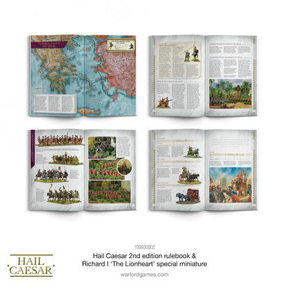 Hail Caesar 2nd Edition Rulebook - cztery rozkładówki książki na białym tle: górna lewa z kolorową mapą Klasycznej Grecji i wojen grecko-perskich 510-323 BC z zaznaczonymi Macedonią i Persją, górna prawa z opisem Filipa i Aleksandra oraz wojen diadochów z ilustracjami figurek, dolna lewa z listami armii Late Roman Successor z fotografiami pomalowanych figurek, dolna prawa z tabelami statystyk jednostek i ilustracją bitwy - napis Hail Caesar 2nd edition rulebook Richard I The Lionheart special miniature 1099