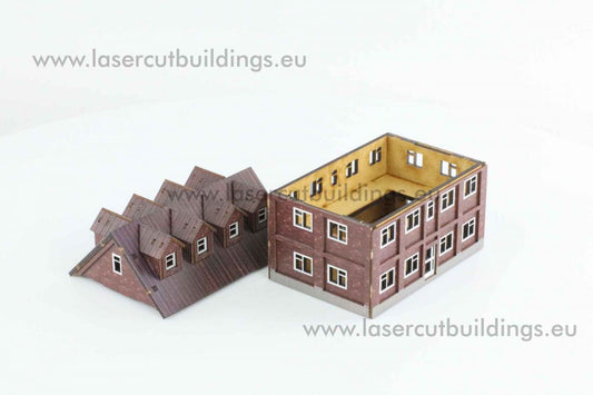 Budynek fabryczny narożny LBHP0014b – widok izometryczny ze zdejmowanym dachem mansardowym obok i widocznym wnętrzem 2-piętrowego budynku ceglanego, prepainted, 28mm Laser Cut Buildings
