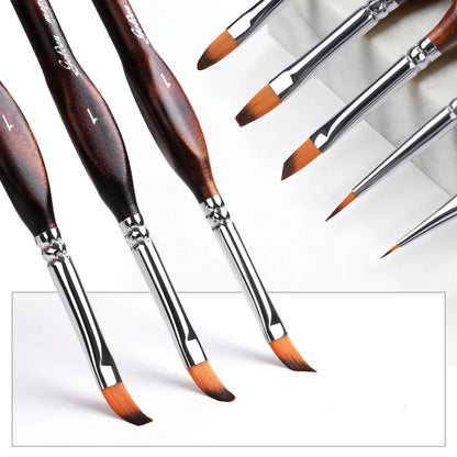 Nylon & Goat Hair Brush Set Golden Maple – zbliżenie na 3 pędzle Flat Detail rozmiar 1 z japońskiego nylonu, brązowe uchwyty z napisem "Golden Maple", srebrny podwójny ferrule, pomarańczowe włosie skośnie ścięte; w tle zbliżenia na różne kształty włosia: skośny flat, okrągły detail i cienki liner
