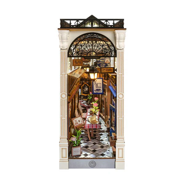 Randka w Arkadach Arcade Dating Rolife TGB10 – gotowy book nook z łukową fasadą, kawiarnią i księgarnią w ciepłym świetle LED, widok frontalny na białym tle