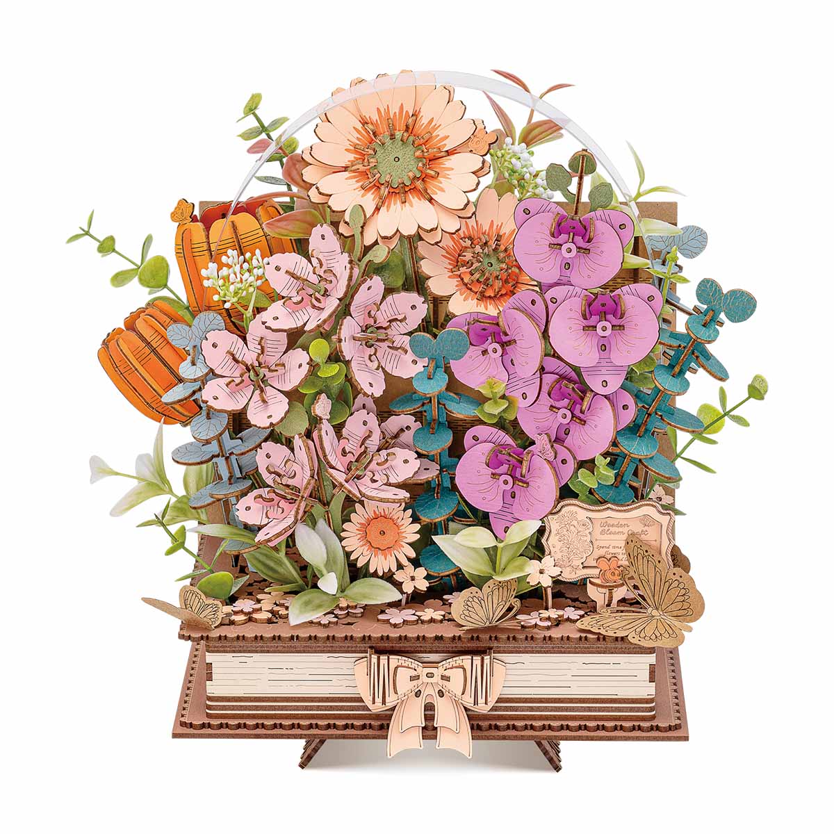 Książka w Kwiatach Wooden Blooming Book Rowood TW04H – zbliżenie na składanie płatków gerbery z drewnianych elementów w rękach