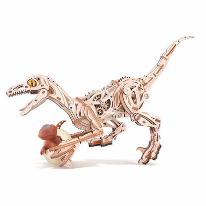 Velociraptor ROKR LD01 – gotowy model w leśnej scenerii z planszą ilustracyjną Velociraptor w tle, widok z boku z jajkiem dinozaura przy nogach