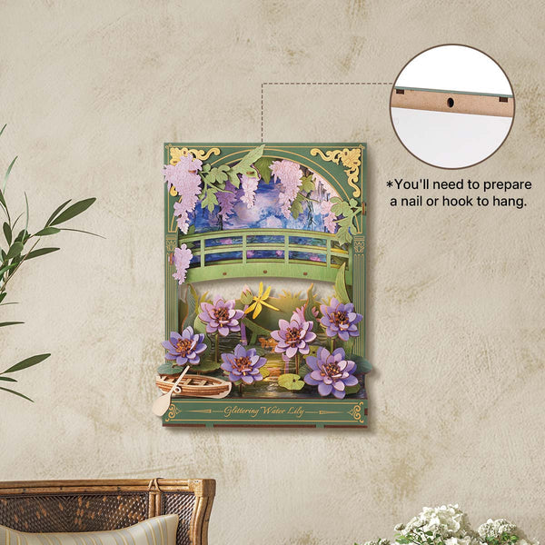 Lilie Wodne Glittering Water Lily Rowood TH001 – zbliżenie na fioletowe lilie wodne z żółtą ważką i drewnianą łódką na stawie