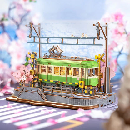 Tramwaj Sakura Journey Rolife TGS02 – składanie modelu tramwaju trzymanego w rękach z instrukcją w tle