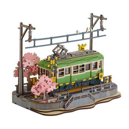 Tramwaj Sakura Journey Rolife TGS02 – wymiary modelu: 23,2 x 14 x 16,7 cm, widok z boku ze strzałkami