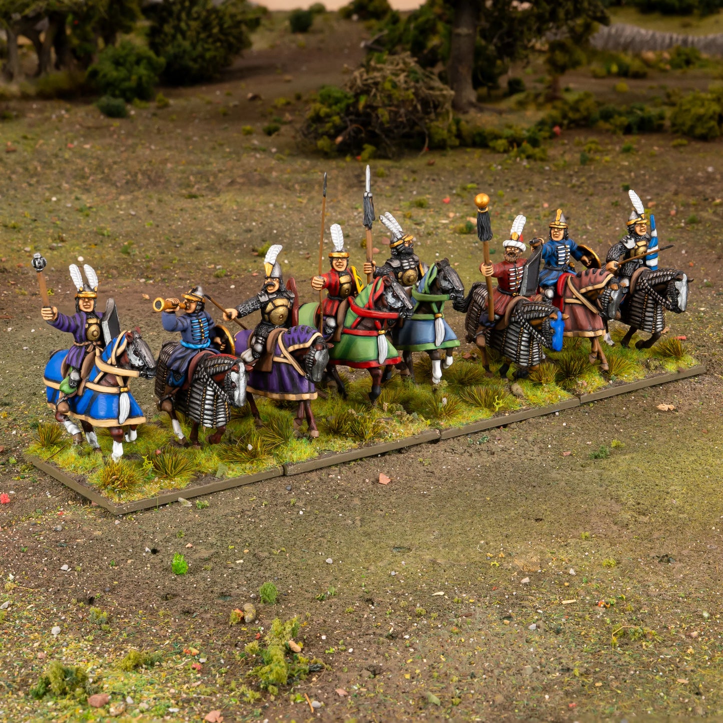 Warlord Games Ottoman Sipahi Cavalry Regiment – diorama na terenie: 8 jeźdców sipahi na piaszczystym polu z drzewami w tle 28mm Pike & Shotte