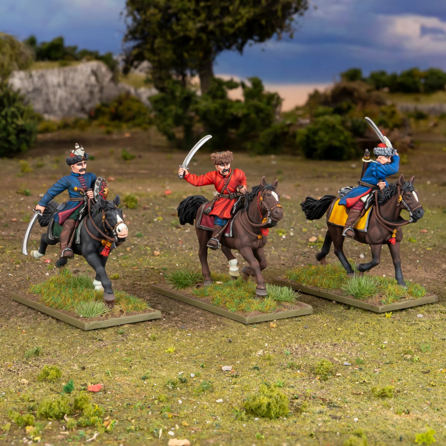 Warlord Games Polish-Lithuanian Levy Cavalry with Sabres – diorama na terenie: 3 jeźdców lekkiej kawalerii z szablami w szarży na trawiastym polu 28mm Pike & Shotte
