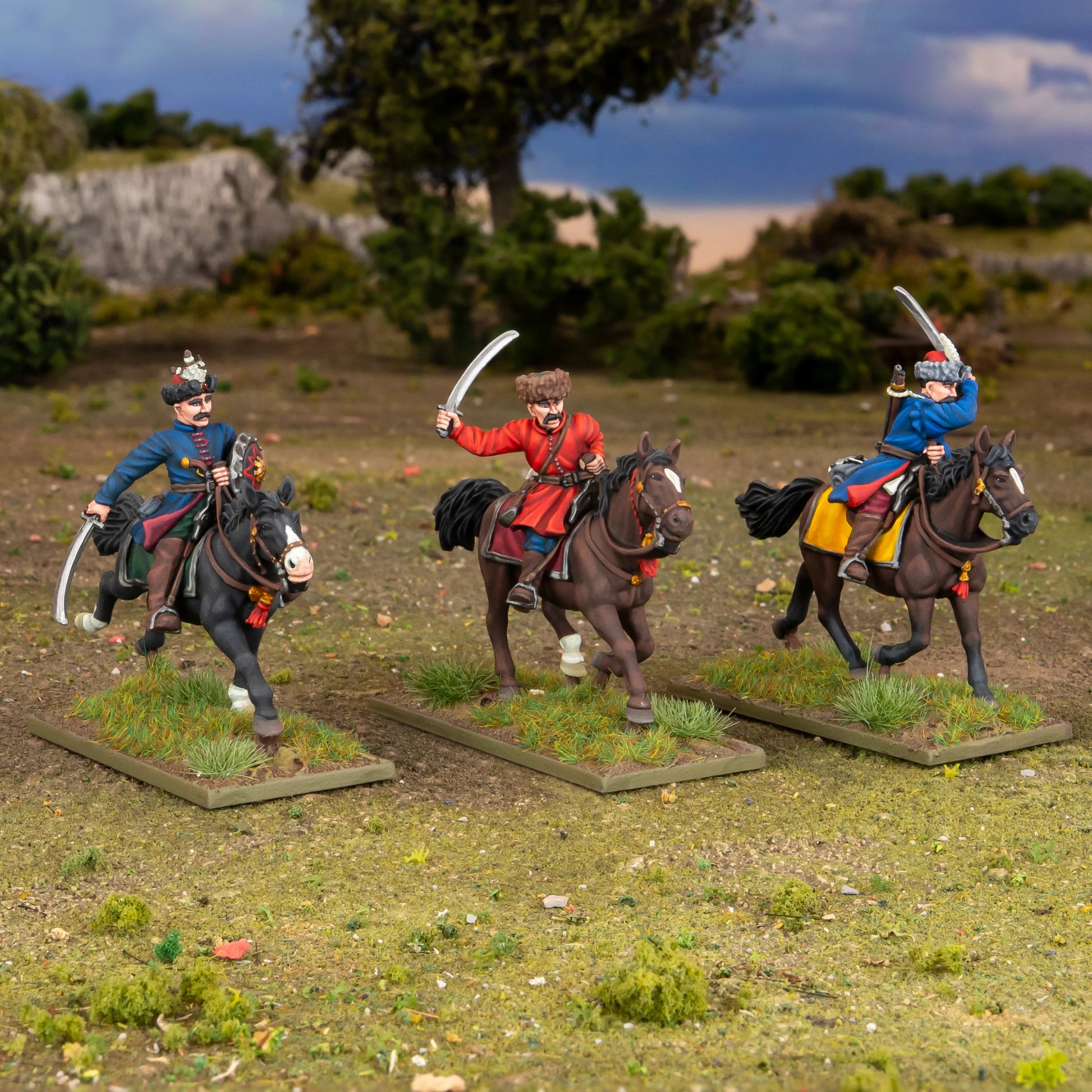 Warlord Games Polish-Lithuanian Levy Cavalry with Sabres – diorama na terenie: 3 jeźdców lekkiej kawalerii z szablami w szarży na trawiastym polu 28mm Pike & Shotte