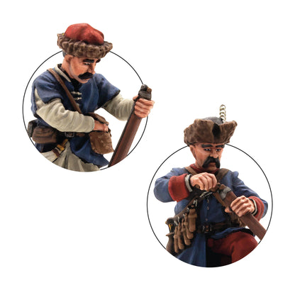 Warlord Games Polish-Lithuanian Later Infantry with Muskets Reloading – zbliżenie: muszkieter w czerwonej czapce ładujący muszkiet i muszkieter w futrzanej czapce z rogiem ładujący hakownicę, detale malowania 28mm Pike & Shotte