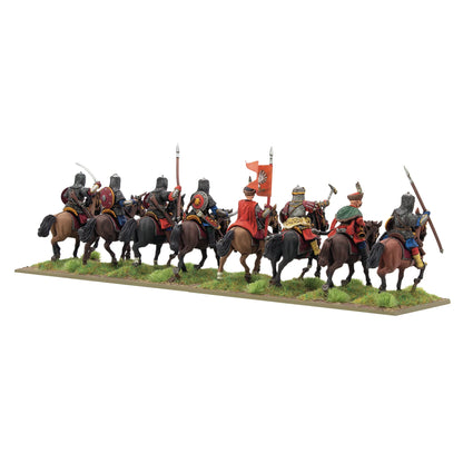 Warlord Games Pancerni Heavy Cavalry Regiment – 8 jeźdców pancernych, widok z tyłu: kolczugi i kolorowe płaszcze 28mm Pike & Shotte