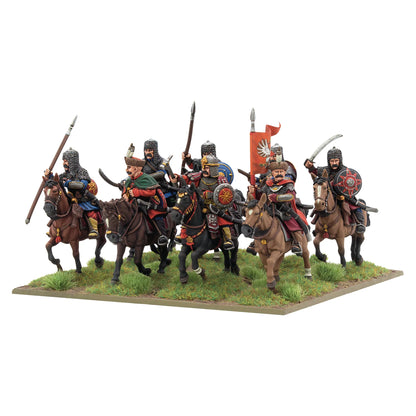 Warlord Games Pancerni Heavy Cavalry Regiment – 8 jeźdców pancernych z tarczami i czerwoną chorągwią, widok z lewej pod kątem 28mm Pike & Shotte