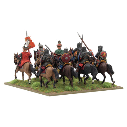 Warlord Games Pancerni Heavy Cavalry Regiment – 8 jeźdców pancernych, widok z tyłu: kolczugi, tarcze i czerwona chorągiew z orłem 28mm Pike & Shotte