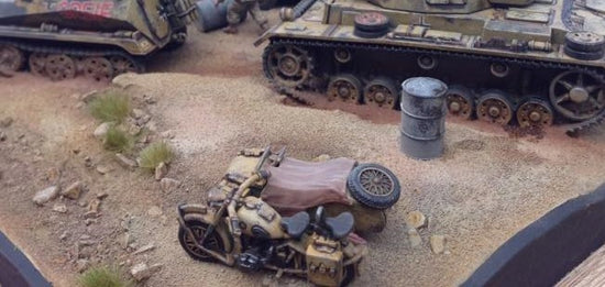 BMW R75 Sidecar DAK – diorama 28mm Afryka Północna z czołgiem i beczką, widok z góry, 280052