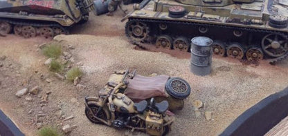 BMW R75 Sidecar DAK – diorama 28mm Afryka Północna z czołgiem i beczką, widok z góry, 280052