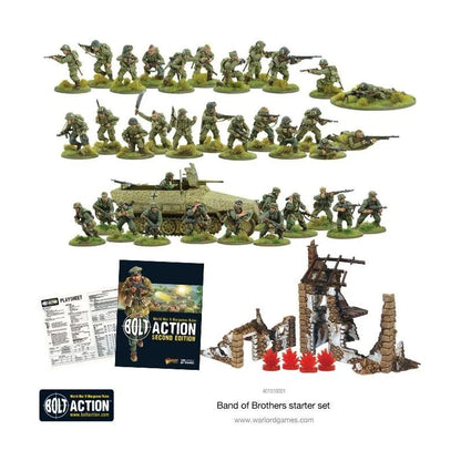Bolt Action Band of Brothers starter set - pełna zawartość zestawu: 24 pomalowane US Airborne w oliwkowych mundurach w górnym rzędzie, 12 German Grenadiers i SdKfz 251 half-track w środkowym rzędzie, książka zasad Bolt Action Second Edition z playsheet i ruiny farmy z czerwonymi znacznikami pin w dolnym rzędzie, logo Bolt Action, kod 401510001
