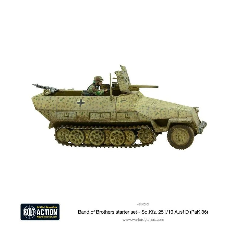 Bolt Action Band of Brothers starter set - Sd.Kfz. 251/10 Ausf D PaK 36 - pomalowany plastikowy model 28mm niemieckiego półgąsienicowego transportera opancerzonego w piaskowym kamuflażu z czarnym krzyżem, z działem przeciwpancernym PaK 36 i karabinem maszynowym MG, obsługiwany przez grenadiera w hełmie, logo Bolt Action, kod 401510001
