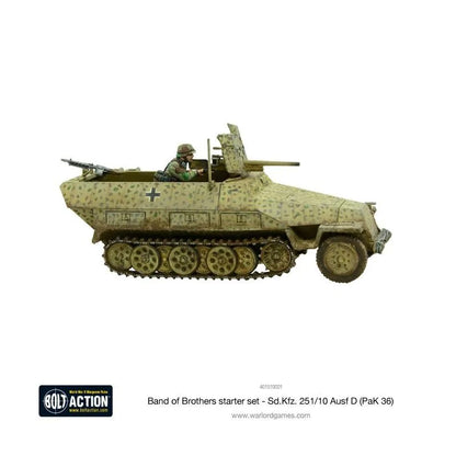 Bolt Action Band of Brothers starter set - Sd.Kfz. 251/10 Ausf D PaK 36 - pomalowany plastikowy model 28mm niemieckiego półgąsienicowego transportera opancerzonego w piaskowym kamuflażu z czarnym krzyżem, z działem przeciwpancernym PaK 36 i karabinem maszynowym MG, obsługiwany przez grenadiera w hełmie, logo Bolt Action, kod 401510001