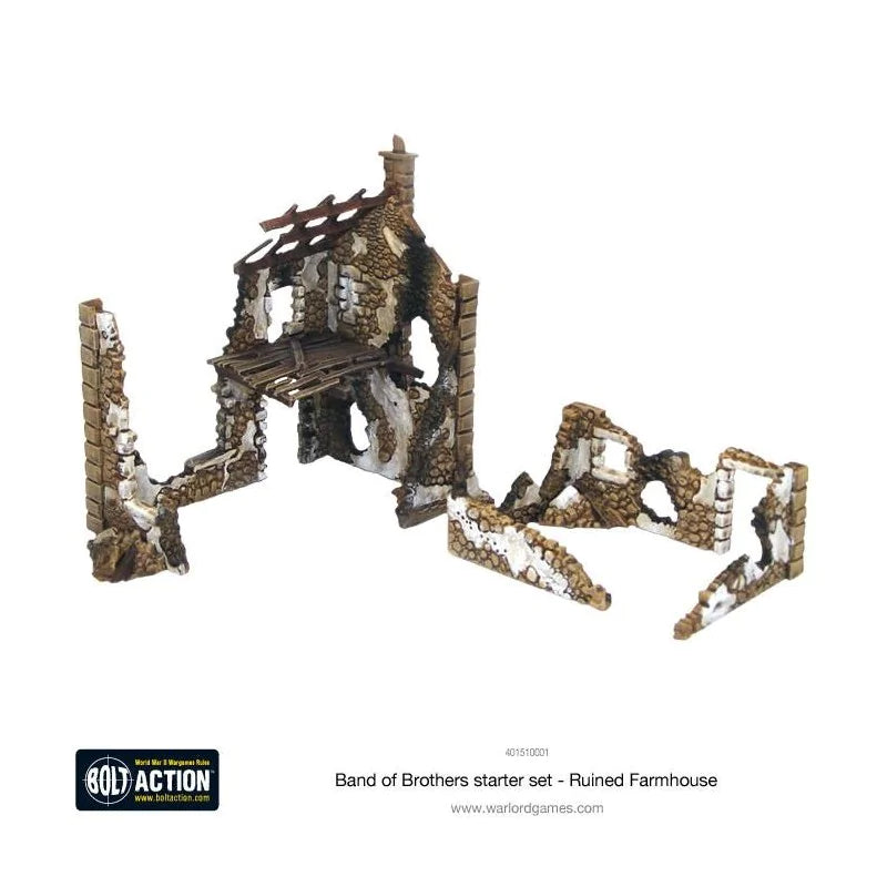 Bolt Action Band of Brothers starter set - Ruined Farmhouse - pomalowany plastikowy teren 28mm: zrujnowana farma z kamiennych cegieł z drewnianą belką dachową i kominem (centrum), dwie oddzielne sekcje zrujnowanych murów kamiennych (lewy i prawy), beżowo-szaro-brązowe kolory, logo Bolt Action, kod 401510001