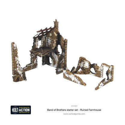 Bolt Action Band of Brothers starter set - Ruined Farmhouse - pomalowany plastikowy teren 28mm: zrujnowana farma z kamiennych cegieł z drewnianą belką dachową i kominem (centrum), dwie oddzielne sekcje zrujnowanych murów kamiennych (lewy i prawy), beżowo-szaro-brązowe kolory, logo Bolt Action, kod 401510001