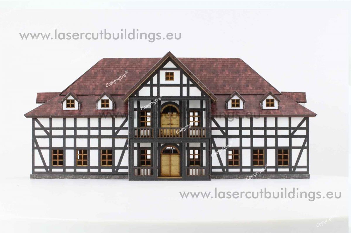 Dwór Pruski Szachulcowy LBHP0086 28mm HDF prepaint - widok frontu z wejściem i balkonem Laser Cut Buildings
