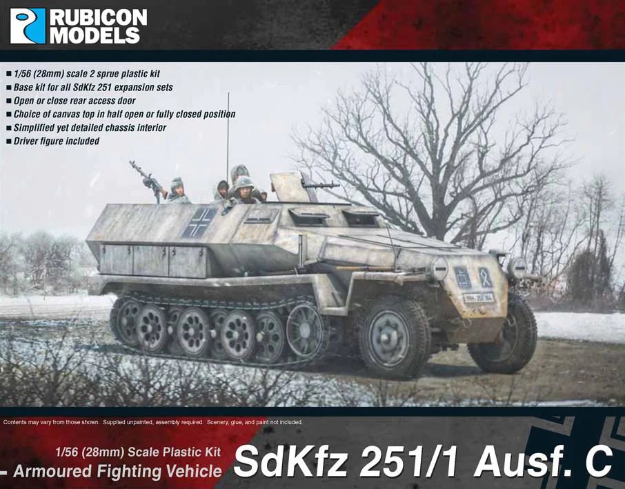 Rubicon Models 280031 SdKfz 251/1 Ausf. C – zmontowany i pomalowany model plastikowy 1/56 28mm widok z boku-przodu: transporter półgąsienicowy w zimowym kamuflażu biało-piaskowym z krzyżem żelaznym i numerem rejestracyjnym WH-251 na kadłubie, figurki grenadierów pancernych z MG 34 i MG 42, tylne drzwi zamknięte, gąsienice stalowe, koła przednie, białe tło, Bolt Action