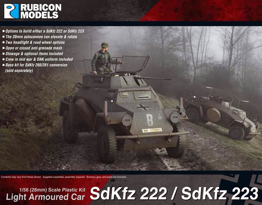 Rubicon Models 280062 SdKfz 222 – zmontowany i pomalowany model plastikowy 1/56 28mm widok z boku-przodu: lekki samochód pancerny w pustynnym kamuflażu piaskowym DAK z krzyżem żelaznym na kadłubie, działko 20mm KwK 30 w otwartej wieży, siatka przeciwgranatowa otwarta, wyposażenie na kadłubie (skrzynki, bagaż), koła terenowe, białe tło, Bolt Action