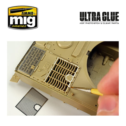 Ammo of MIG Ultra Glue A.MIG-2031 – aplikacja kleju pędzlem na element fototrawiany przyklejany do kadłuba czołgu
