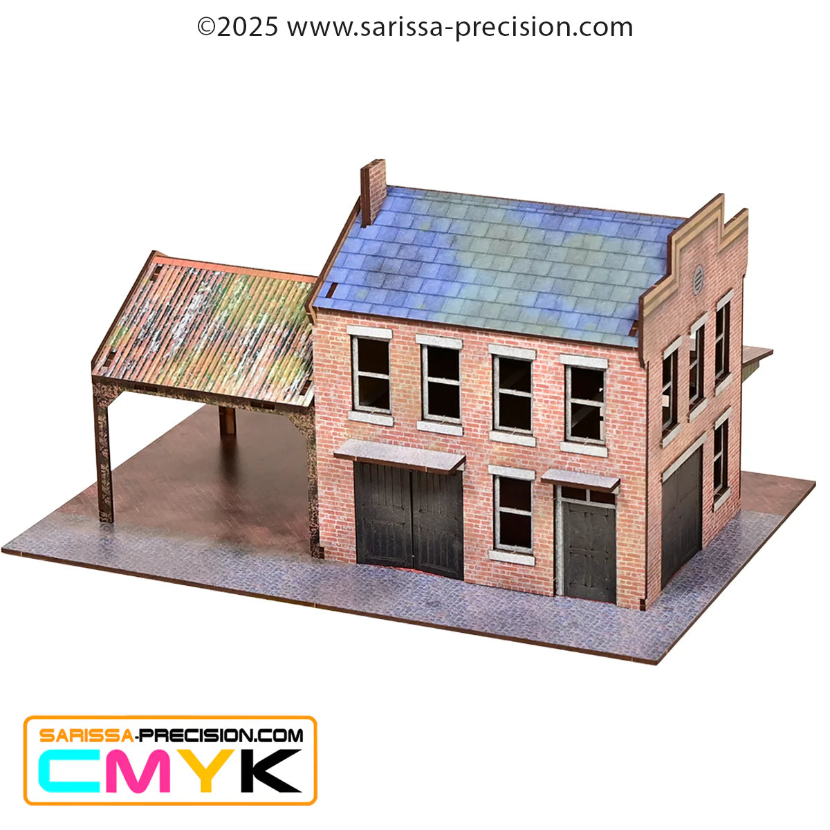 Foundry Street Warehouse GLA006 – widok izometryczny z tyłu na 2-piętrowy magazyn z ceglana elewacją, 2 bramami, otwartą wiatą z falistym dachem z blachy i dachem łupkowym, MDF CMYK, 28mm Sarissa Precision
