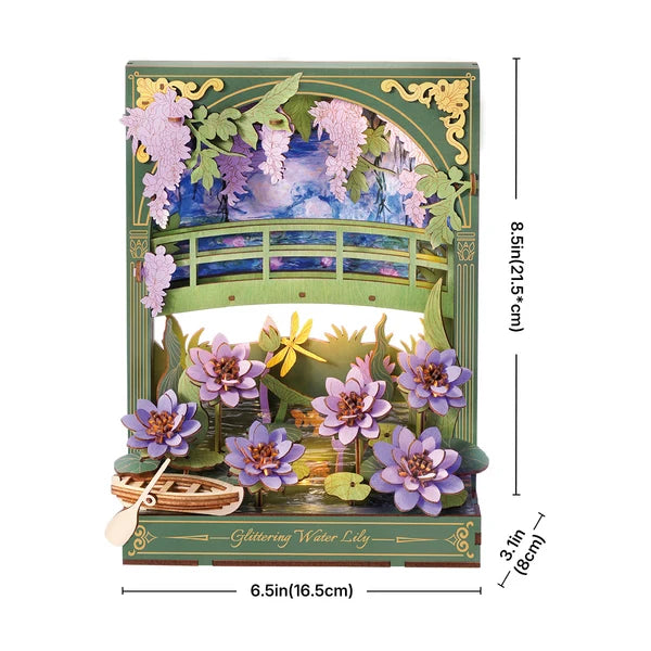 Lilie Wodne Glittering Water Lily Rowood TH001 – ręka układająca fioletową lilię wodną do gotowego modelu na stole z kwiatami w tle
