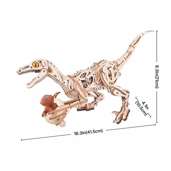 Velociraptor ROKR LD01 – zbliżenie na mechanizm 4-stopniowej przekładni zębatkowej w tułowiu modelu, ręka nakręca sprężynę
