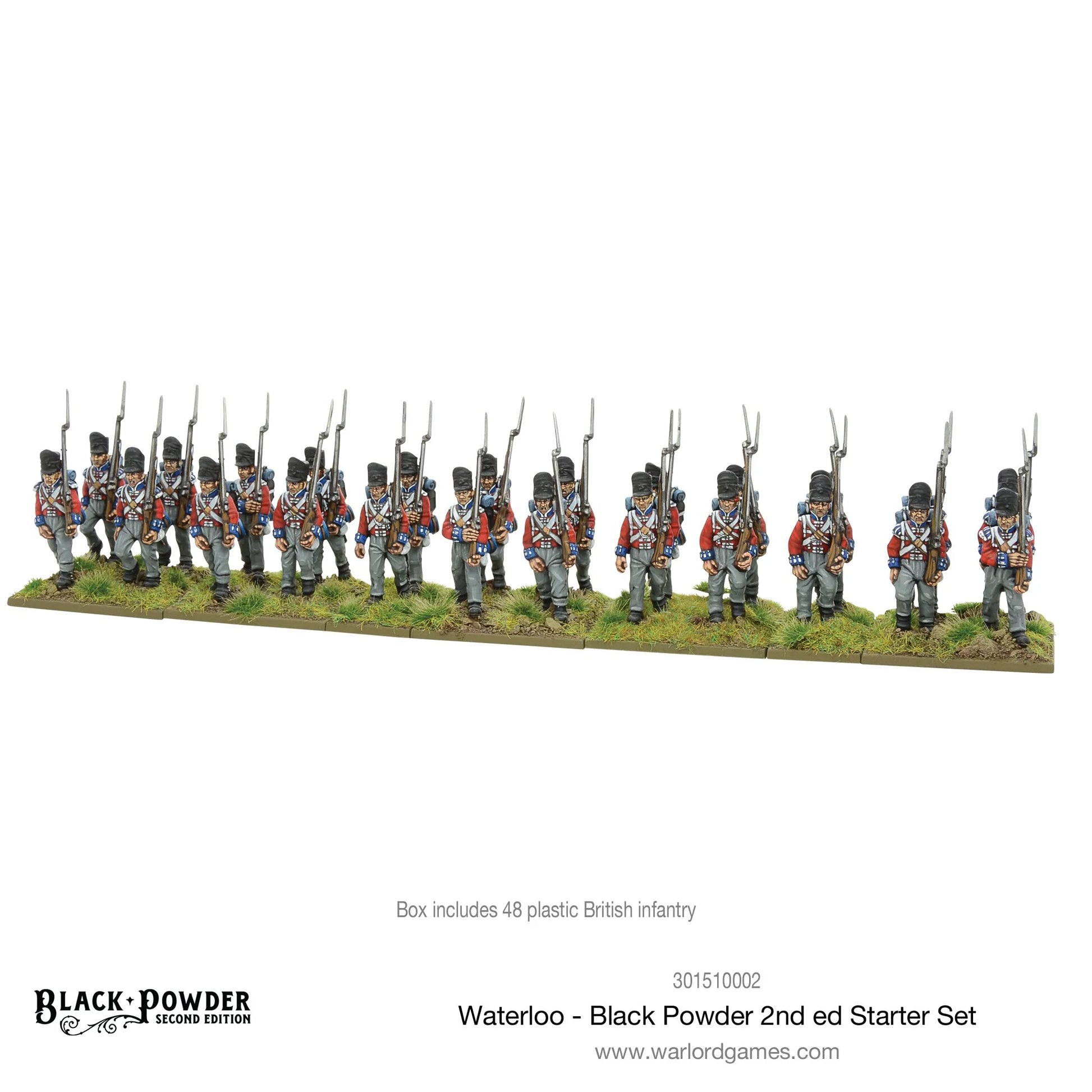 Black Powder 2nd Edition Waterloo Starter Set - 48 pomalowanych figurek plastikowych piechoty brytyjskiej 28mm w czerwonych mundurach z szarymi spodniami i czarnymi czako z bagnetami w pozach marszowych na trawiastej podstawce - napis Box includes 48 plastic British infantry - Warlord Games 301510002 - warlordgames.com
