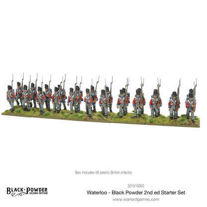 Black Powder 2nd Edition Waterloo Starter Set - 48 pomalowanych figurek plastikowych piechoty brytyjskiej 28mm w czerwonych mundurach z szarymi spodniami i czarnymi czako z bagnetami w pozach marszowych na trawiastej podstawce - napis Box includes 48 plastic British infantry - Warlord Games 301510002 - warlordgames.com
