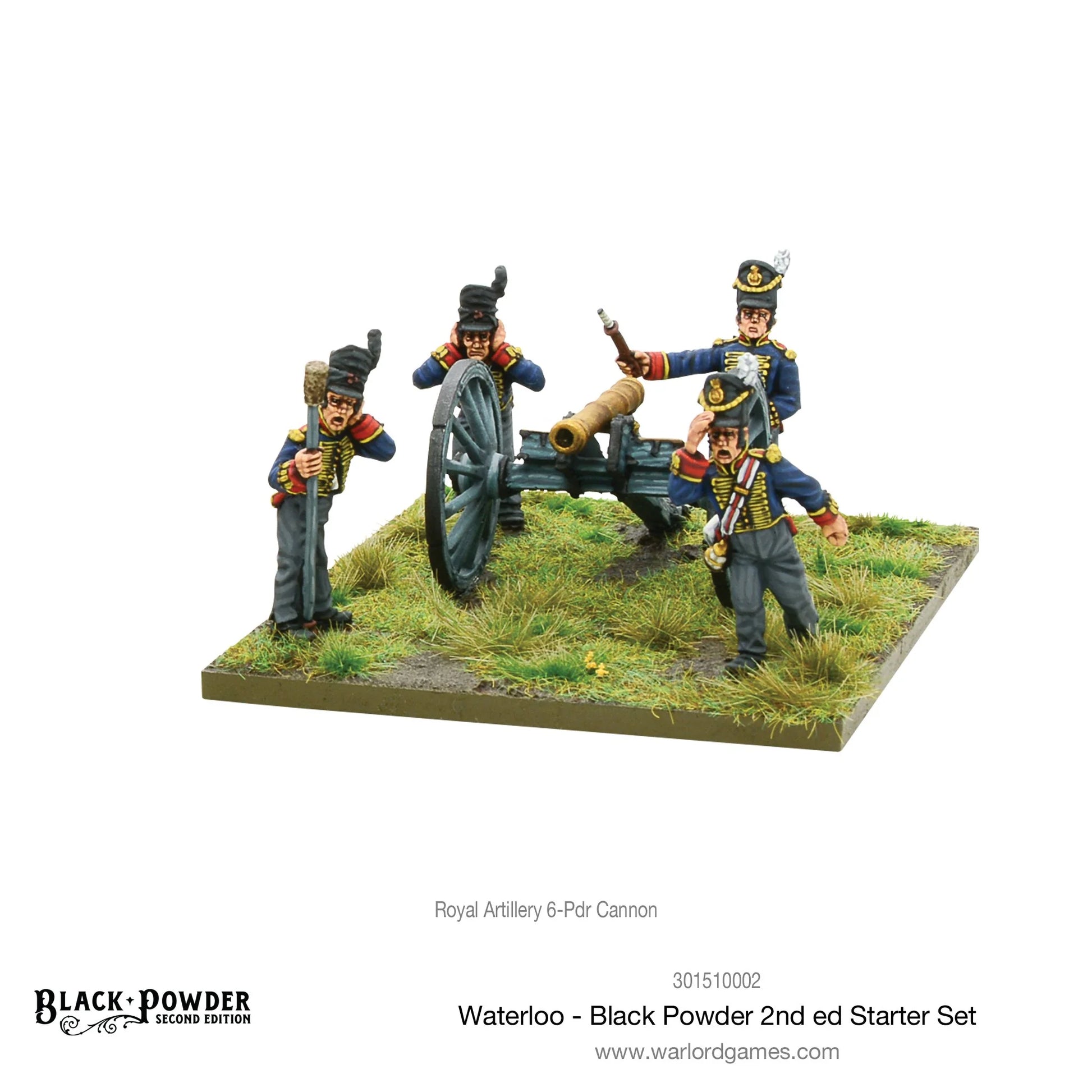 Black Powder 2nd Edition Waterloo Starter Set - metalowa armata Royal Artillery 6-Pdr z 4 pomalowanymi figurkami obsługi w niebieskich mundurach z czerwonymi i złotymi detalami na trawiastej podstawce: jeden żołnierz z drągiem do nabijania, dwóch przy lufie i jeden z lontem - napis Royal Artillery 6-Pdr Cannon - Warlord Games 301510002 - warlordgames.com
