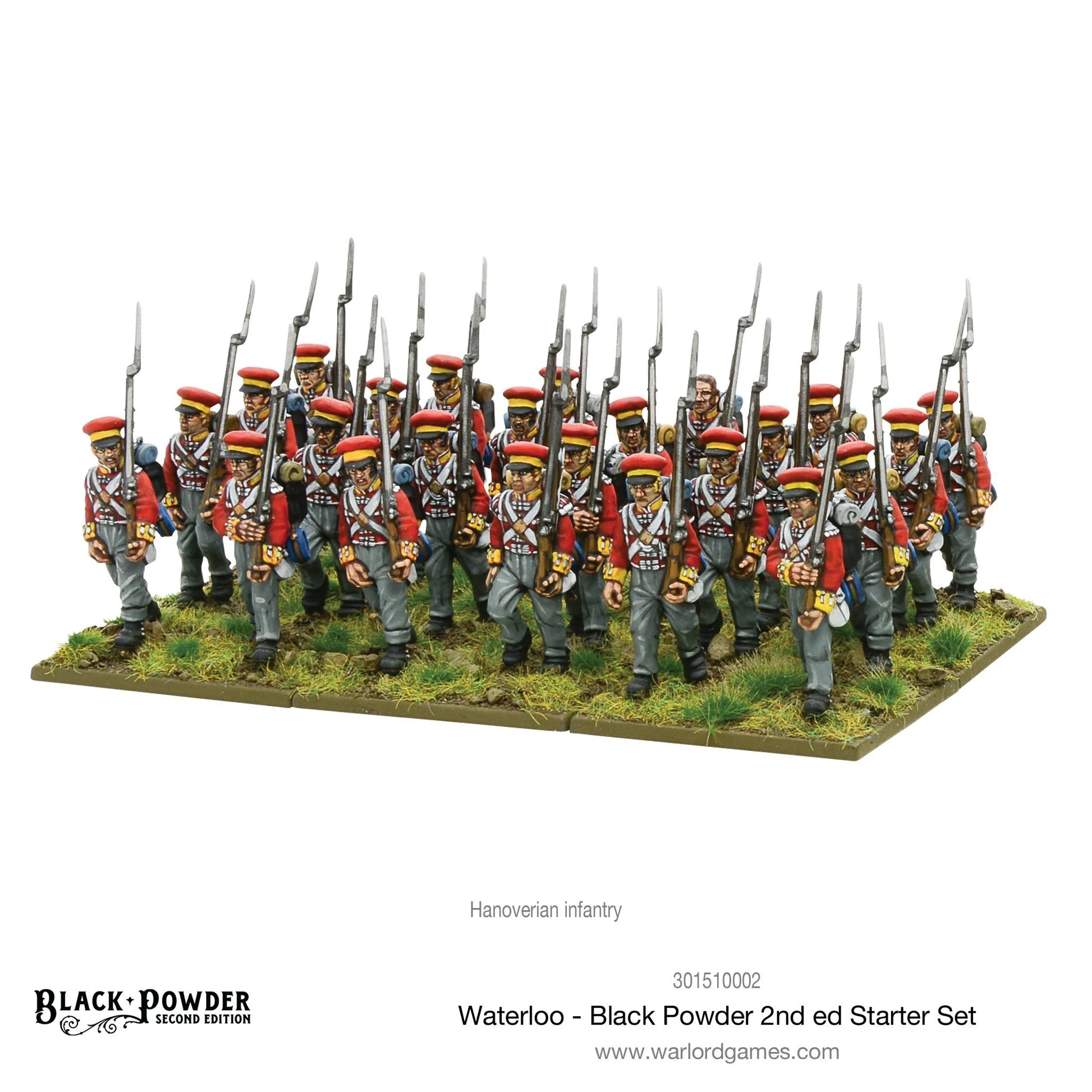 Black Powder 2nd Edition Waterloo Starter Set - 24 pomalowane figurki plastikowe piechoty hanowerskiej 28mm w czerwonych mundurach z czerwonymi czako z żółtymi otokami i szarymi spodniami z bagnetami w pozach marszowych na trawiastej podstawce - napis Hanoverian infantry - Warlord Games 301510002 - warlordgames.com
