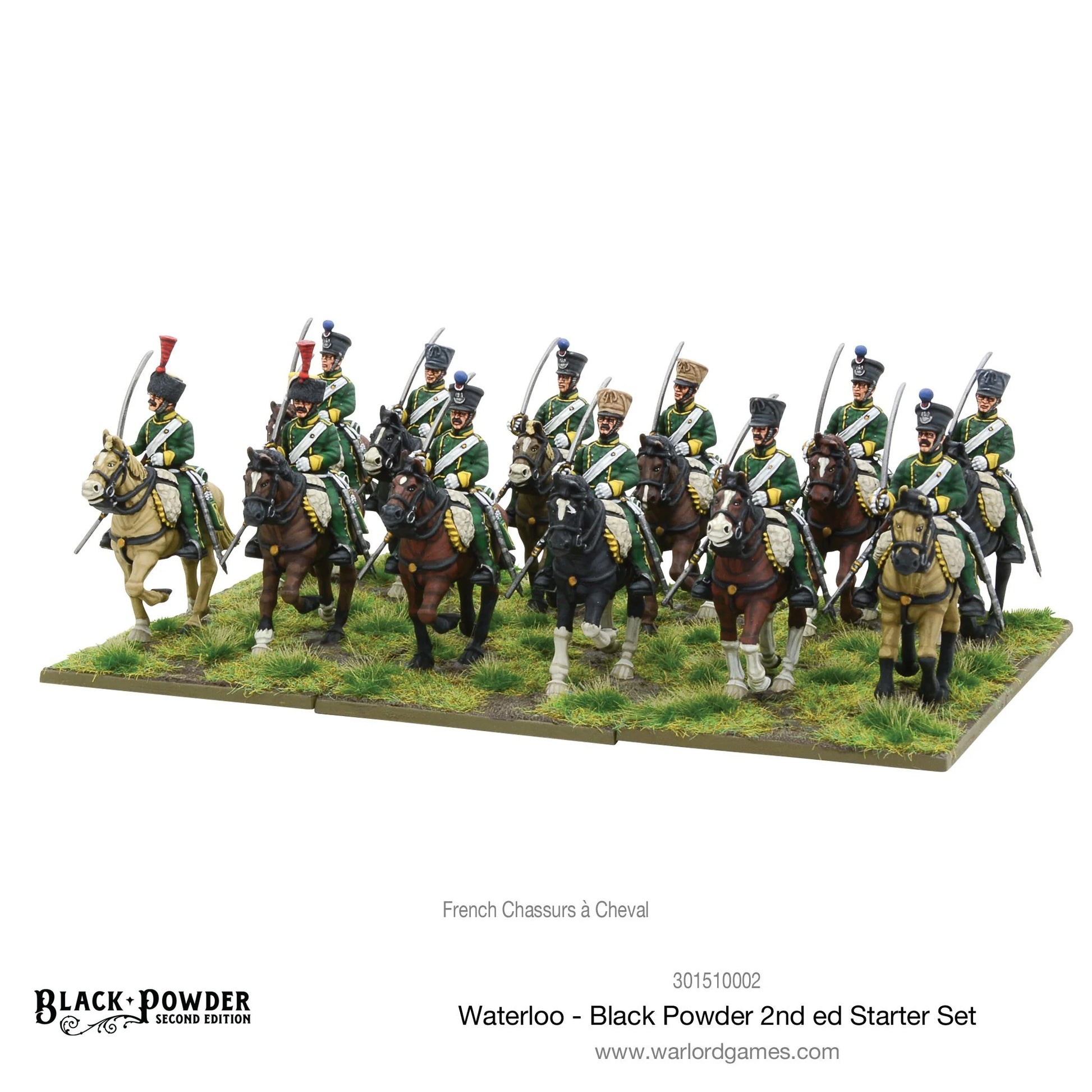 Black Powder 2nd Edition Waterloo Starter Set - 12 pomalowanych figurek plastikowych French Chasseurs à Cheval 28mm w ciemnozielonych mundurach z żółtymi detalami i czarnymi czako z czerwonymi i niebieskimi pióropuszami na koniach w różnych kolorach (kasztanowe, czarne, siwe) z szablami - napis French Chasseurs à Cheval - Warlord Games 301510002 - warlordgames.com

