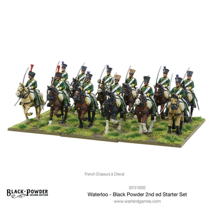 Black Powder 2nd Edition Waterloo Starter Set - 12 pomalowanych figurek plastikowych French Chasseurs à Cheval 28mm w ciemnozielonych mundurach z żółtymi detalami i czarnymi czako z czerwonymi i niebieskimi pióropuszami na koniach w różnych kolorach (kasztanowe, czarne, siwe) z szablami - napis French Chasseurs à Cheval - Warlord Games 301510002 - warlordgames.com
