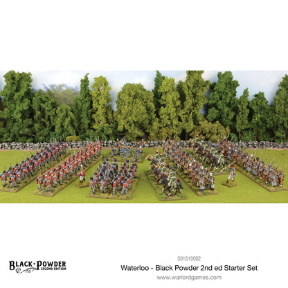 Black Powder 2nd Edition Waterloo Starter Set - panorama wszystkich pomalowanych figurek zestawu ustawionych na zielonym stole bitewnym na tle drzew: po lewej 4 podstawki piechoty brytyjskiej w czerwonych mundurach i hanowerskiej, w centrum armata Royal Artillery i 12 Chasseurs à Cheval w zielonych mundurach na koniach, po prawej 4 podstawki piechoty francuskiej w szarych płaszczach - Warlord Games 301510002 - warlordgames.com
