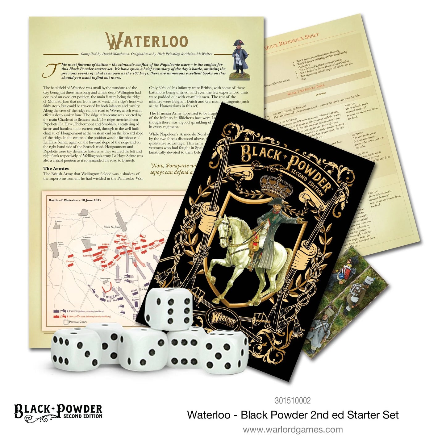 Black Powder 2nd Edition Waterloo Starter Set - akcesoria zestawu na białym tle: książka zasad Black Powder Second Edition z ilustracją oficera konnego na białym koniu, arkusz historyczny bitwy pod Waterloo z mapą i opisem armii, Quick Reference Sheet z tabelami zasad, 6 białych kości d6 i kolorowe znaczniki strat - Warlord Games 301510002 - warlordgames.com
