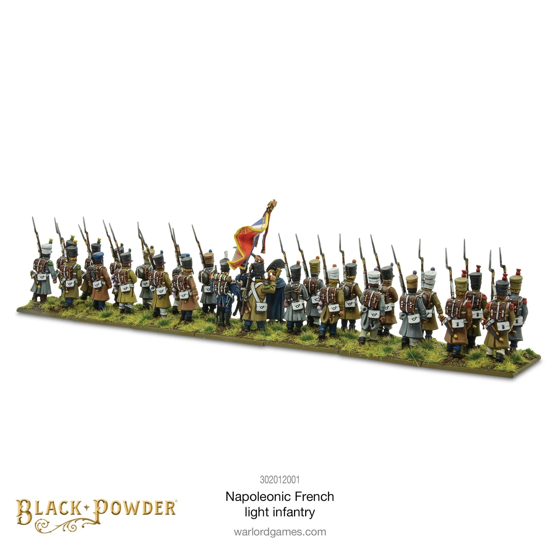 Black Powder Napoleonic French Light Infantry 28mm - widok z tyłu pomalowanej podstawki z 28 figurkami piechoty lekkiej w brązowo-oliwkowych płaszczach z widocznymi brązowymi plecakami i białymi ładownicami, w centrum chorąży z trójkolorową flagą i oficer w niebieskim płaszczu - Warlord Games 302012001 - warlordgames.com
