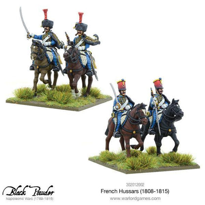 Black Powder: French Hussars 1808–1815 – cztery pomalowane figurki huzarów konnych w niebieskich mundurach z czerwonymi czapkami i szablami, dwie grupy po dwie figurki na trawiastych podstawkach, logo Black Powder Napoleonic Wars, Warlord Games
