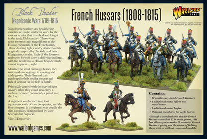 Black Powder: French Hussars 1808–1815 – tył pudełka: opis zestawu po angielsku, 12 pomalowanych figurek huzarów w niebieskich mundurach na zielonej podstawce oraz metalowy oficer i tr\u0119bacz, lista zawartości zestawu, logo Warlord Games i Black Powder Napoleonic Wars
