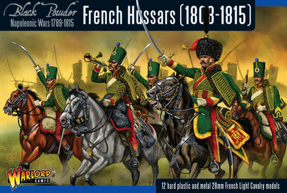 Black Powder: French Hussars 1808–1815 – pudełko front: ilustracja artystyczna pięciu huzarów w zielono-czerwonych mundurach z szablami i trąbką w szarży na koniach, napis "12 hard plastic and metal 28mm French Light Cavalry models", logo Warlord Games i Black Powder Napoleonic Wars
