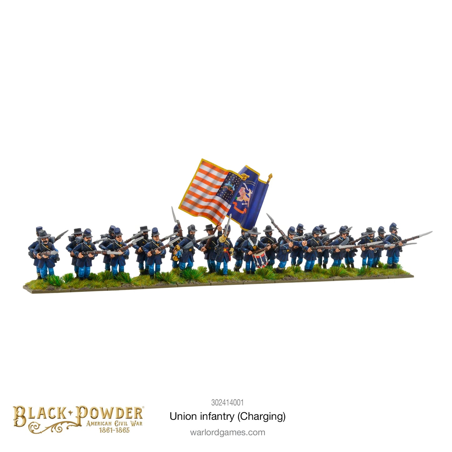 Infantry Regiment Charging 302414001 – regiment Unii w natarciu z flagami Stars and Stripes i stanową Michigan, widok z przodu pod kątem, ciemnoniebieskie mundury z jasnoniebieskimi spodniami, 28mm Black Powder ACW
