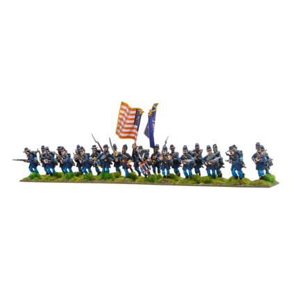 Infantry Regiment Charging 302414001 – regiment Unii w natarciu: ok. 24 figurki w ciemnoniebieskich mundurach z bagnetami i flagami Stars and Stripes oraz stanową, widok z przodu, 28mm Black Powder ACW
