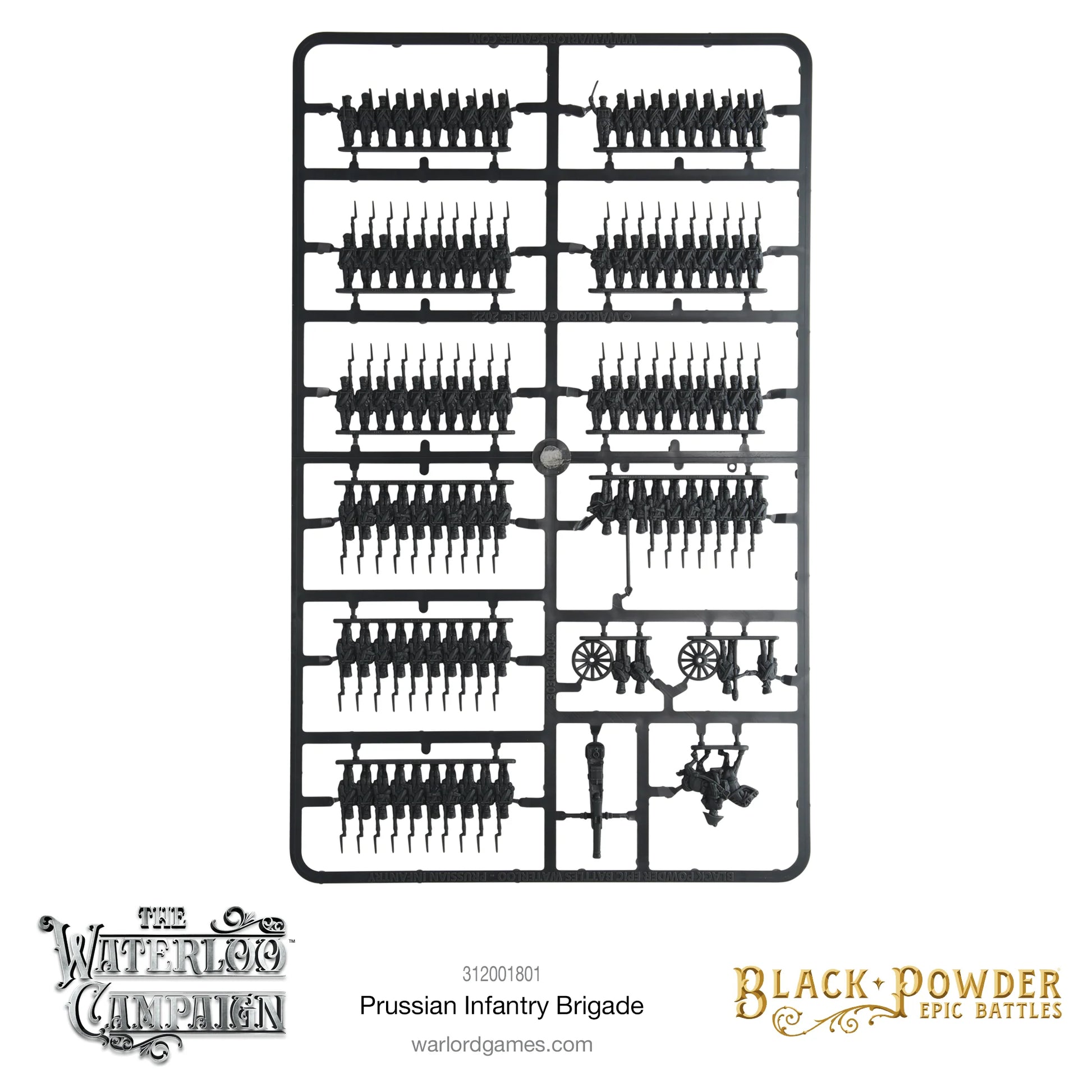 Black Powder Epic Battles Waterloo Prussian Infantry Brigade - ciemnoszary sprus plastikowy z figurkami 15mm: osiem sekcji rzędów piechoty w czako z bagnetami w różnych pozach marszowych, jedna sekcja Jägerów w luźniejszym szyku, elementy armaty 12-pdr z kołami i lufą oraz figurki obsługi artylerii i dowódców konnych - Warlord Games 312001801 - warlordgames.com
