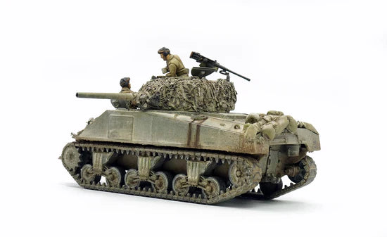 Rubicon Models 280060 – M4 Sherman z siatką maskującą i załogą, widok z tyłu, skala 1:56
