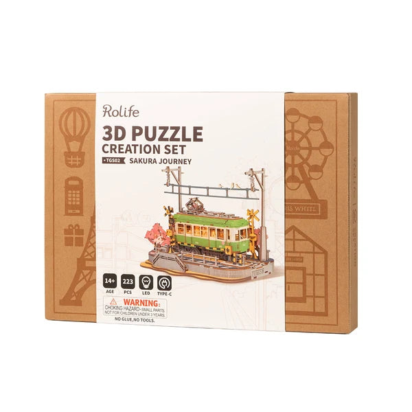 Tramwaj Sakura Journey Rolife TGS02 – gotowy model na półce z kwitnącą sakurą i drewnianym peronem, widok z boku