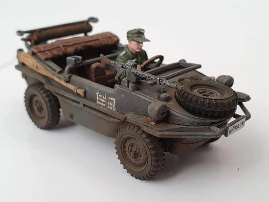 Schwimmwagen Type 166 – model 28mm z figurką kierowcy i MG, kamuflaż oliwkowy, widok z tyłu, 280080
