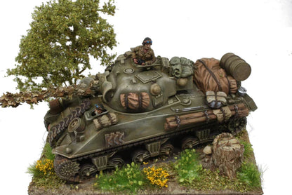Rubicon Models 280060 – M4 Sherman, załoga na wieży, diorama leśna, skala 1:56